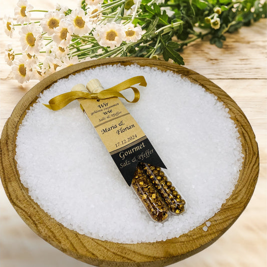 Golden binding: Exclusive guest gifts for a wedding full of love and taste