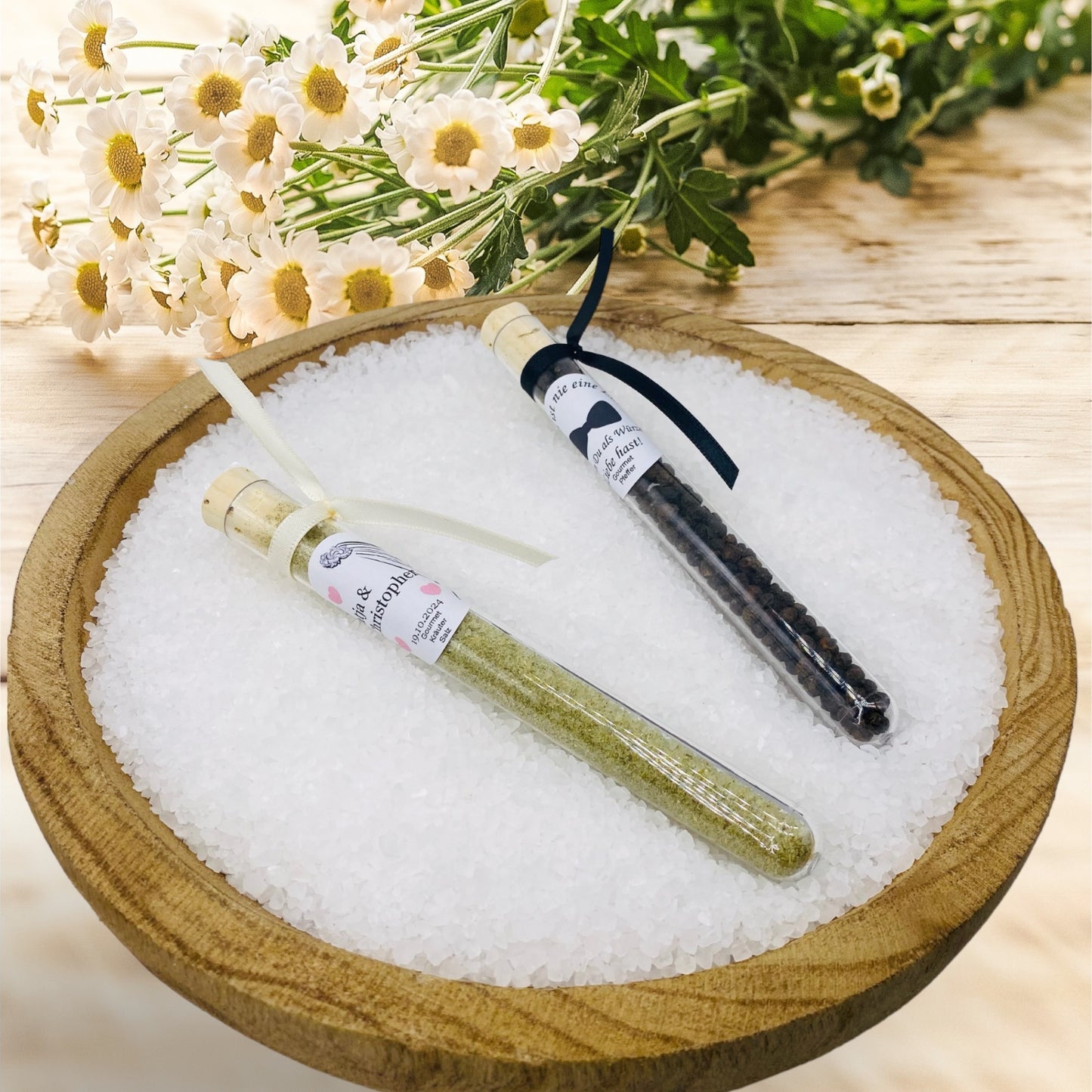 Salt and pepper as a guest gift for your classic celebration in an elegant test tube