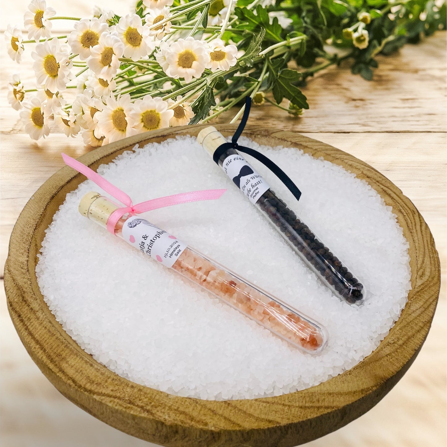 Salt and pepper as a guest gift for your classic celebration in an elegant test tube
