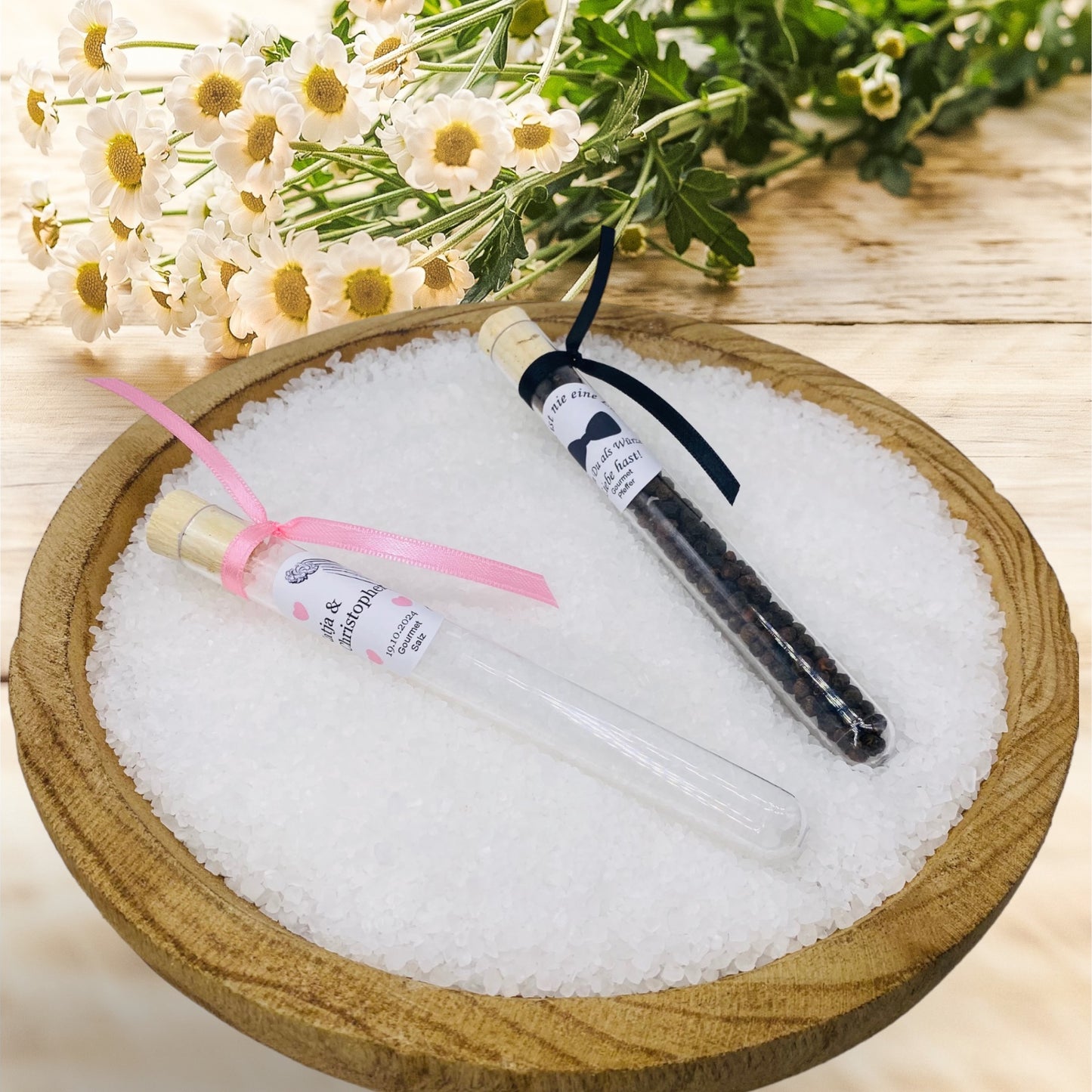 Salt and pepper as a guest gift for your classic celebration in an elegant test tube