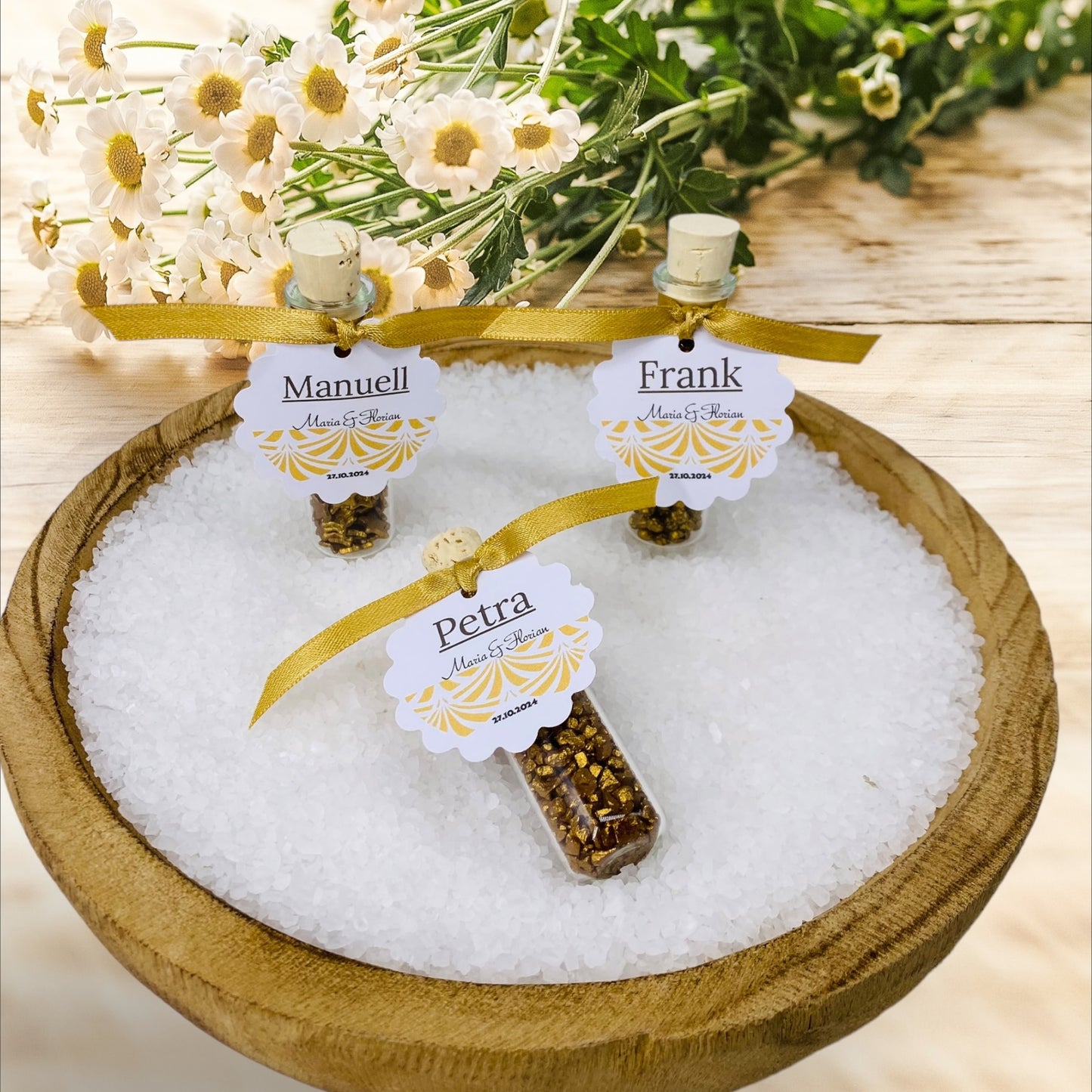 Gastgeschenk-Goldglanz: Personalisierte Schiffsgläschen als elegante Tischkarten für bleibende Erinnerungen!