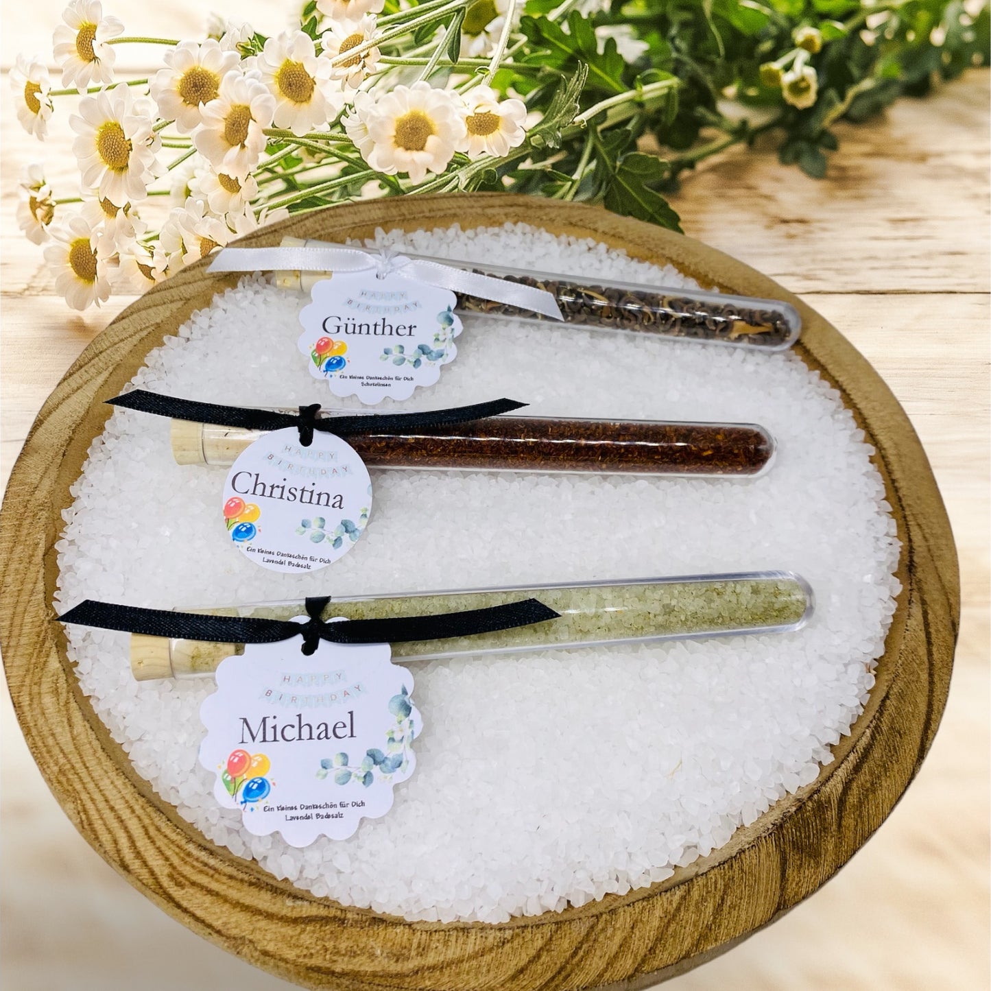 Celebrate brilliantly: Unique guest gift and place card in one – your personal test tube of joy!