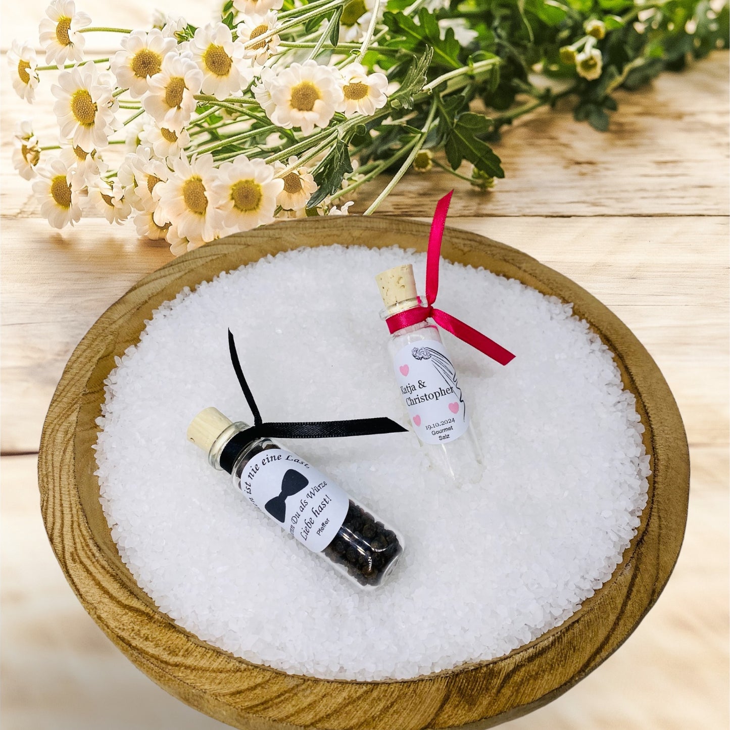 Salt and pepper as a timeless guest gift for your wedding reception