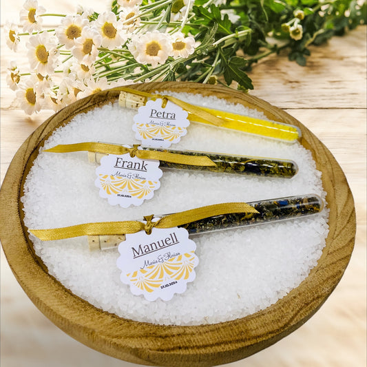 Guest gift gold shine: Personalized test tubes as elegant place cards for lasting memories!