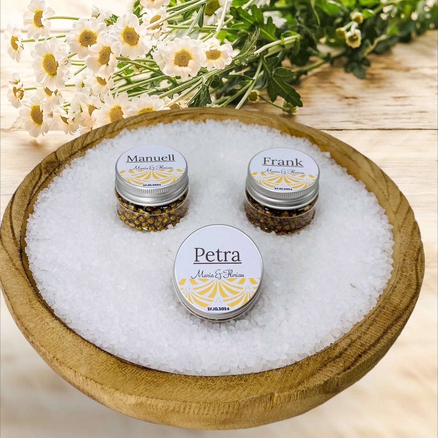 Guest gift gold shine: Personalized jars as elegant place cards for lasting memories!